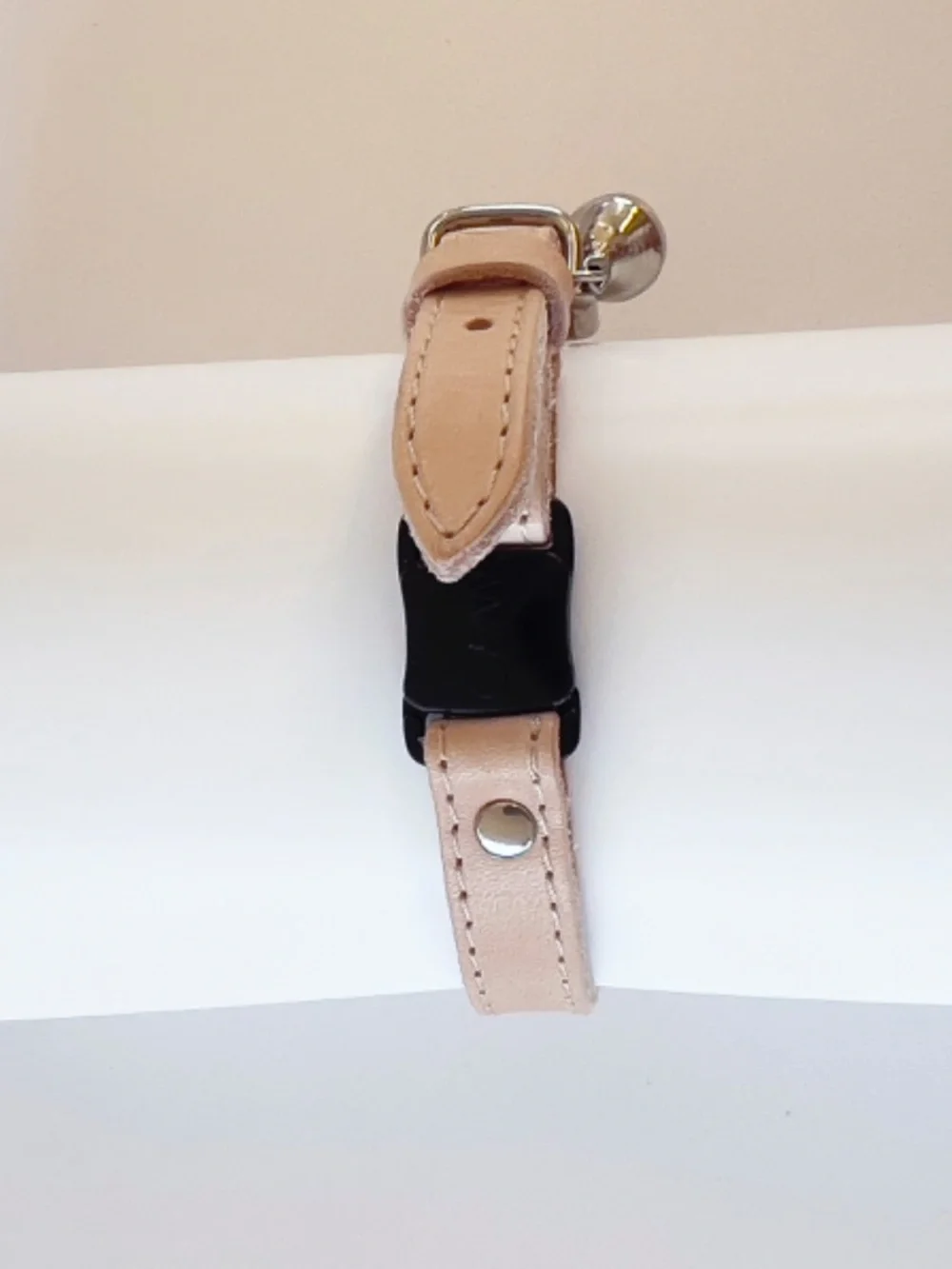 Cheshire & Wain Cream Leather Breakaway Cat Collar with Bell